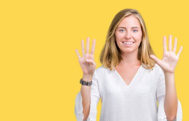 Güzel genç zarif kadın gösterilen ve parmakları ile işaret izole arka plan üzerinde numara 9 kendinden emin ve mutlu gülümseyerek süre.