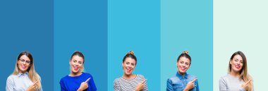 Mavi çizgili genç güzel kadın kolaj arka plan neşeli bir gülümseme ile el ve parmak kadar kameraya bakarak yüzündeki mutlu ve doğal ifade ile yan ile işaret eden yüz.