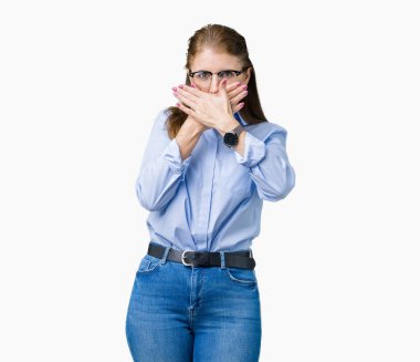 Üzerinde gözlük güzel orta yaş olgun iş kadını arka plan ağız hata için elleriyle kapsayan şok izole. Gizli kavramı.