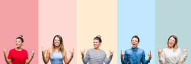 Kolaj renkli vintage genç güzel kadın bir deli ifade rock simge elle yapıyor ile bağırarak arka plan şeritler. Müzik yıldızı. Ağır kavramı.