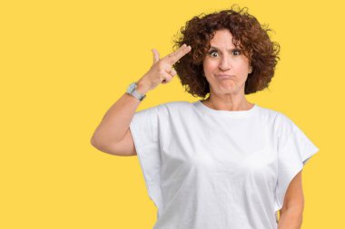 Beyaz t-shirt üzerinde izole giyen kadın güzel orta ager kıdemli çekim ve öldürmek kendini el ve parmaklara baş, intihar jest işaret arka plan.