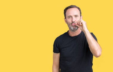 Yakışıklı orta yaş ağarmış komuta sizde izole arka plan ağız ve dudaklar üzerinde parmak ile ZIP olarak kapatın. Gizli ve sessiz, tabu söz