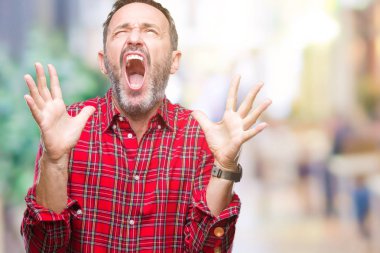 İzole arka plan çılgın ve kızgın bağırarak ve agresif ifade ve silah kaldırdı bağırmaya orta yaş ağarmış komuta sizde. Hayal kırıklığı kavramı.