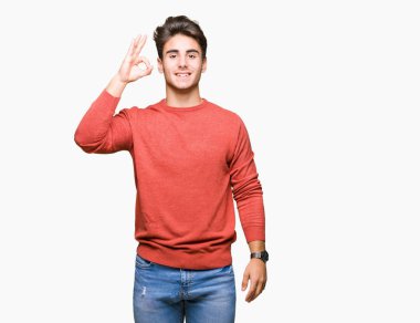 Gülümseyen izole arka plan üzerinde genç yakışıklı adam el ve parmaklar ok işaretiyle yapıyor olumlu. Başarılı ifade.