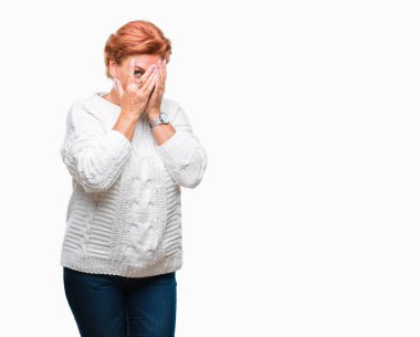 Üzgün ifade yüz eller ile ağlayarak süre kapsayan ile izole arka plan üzerinde kış kazak giyen Atrractive üst düzey beyaz Kızıl saçlı kadın. Depresyon kavramı.