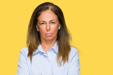 Güzel orta yaş iş yetişkin kadın izole arka plan şüpheci ve çapraz kolları olan yüzündeki gergin, onaylamayan ifade yüzünden. Negatif kişi.