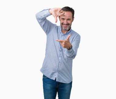 Yakışıklı orta yaş elle yapma çerçeve ve parmakları ile mutlu yüz gülümseyen izole arka plan üzerinde zarif komuta sizde. Yaratıcılık ve Fotoğrafçılık kavramı.