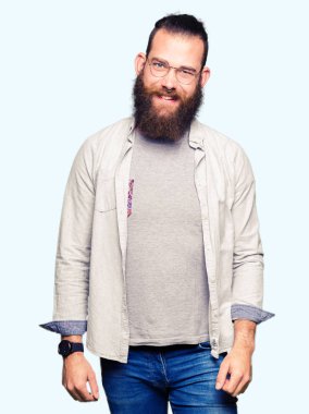 Kırpışan kameraya seksi bir ifadeyle, neşeli ve mutlu yüz arıyorum giyen genç sarışın adam gözlük.