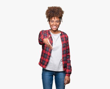 Tebrik ve davet edici dostu sunan karşılıklı gülümseyen izole arka plan üzerinde gözlük güzel genç Afro-Amerikan kadın. Başarılı iş.