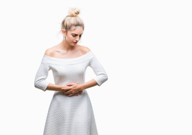 Genç güzel sarışın ve mavi gözlü kadın izole mide üzerinde el ile arka plan çünkü hazımsızlık, ağrılı hastalık hasta hissediyor. Ağrısı kavramı.