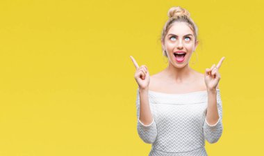 Genç güzel sarışın ve mavi gözlü kadın izole arka plan üzerinden hayran ve yukarıya bakıp parmakları ile işaret şaşırttı ve silah kaldırdı.