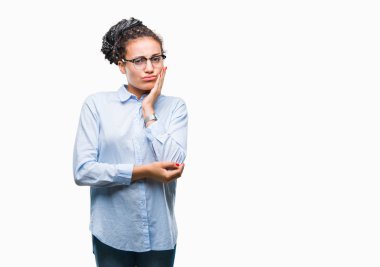 Genç örgülü saç Afro-Amerikan iş kız gözlüklü düşünme izole arka plan bakmaktan yorgun ve sıkılmış çapraz silah depresyon sorunları ile.
