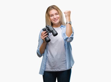 Öfke, çılgın ve yükseltilmiş eliyle diye bağıran ile rahatsız ve hayal kırıklığına uğramış öfke kavramı bağırarak genç kafkas kadın holding dürbün izole üzerinde arka plan