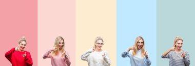 Genç güzel sarışın kadın canlı renkli vintage izole arka kamera ile mutlu ve komik yüz için parmakları işaret yüzünden kolaj. İyi enerji ve vibes.