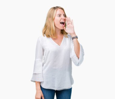 Güzel genç zarif kadın bağırarak ve ağzı üzerinde el ile yan için çığlık izole arka plan yüzünden. İletişim kavramı.