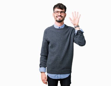 Genç yakışıklı izole arka plan üzerinde gösterilen gözlüklü adam akıllı ve kendinden emin ve mutlu gülümseyerek süre beş numara parmakları ile işaret.
