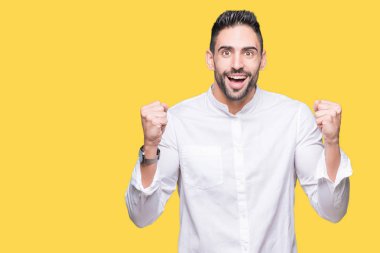 Genç iş adamı izole arka plan kutlama üzerinde şaşırttı ve başarı için kaldırdı Kollarını açarak hayret ve gözleri açık. Kazanan kavramı.