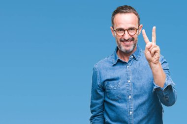 Gösterilen arka plan üzerinde gözlük takan orta yaş ağarmış komuta sizde izole ve parmakları ile işaret kendinden emin ve mutlu gülümseyerek ise ikinci.