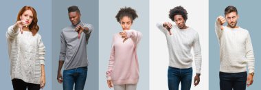 Afro-Amerikan ve İspanyol insanlar mutsuz ve kızgın ret gösterilen ve başparmak aşağı hareketi ile negatif seyir antika arka plan üzerinde kış kazak giyen Grubu'nun kolaj. Kötü ifade.