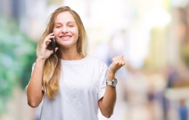 Genç güzel sarışın kadın üzerinde Smartphone kullanarak arama gurur çığlık ve zafer ve başarı çok heyecanlı, kutluyor arka plan duygu tezahürat izole