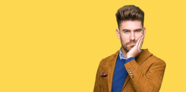 Genç yakışıklı iş düşünme seyir yorgun ve sıkılmış çapraz silah depresyon sorunları ile.