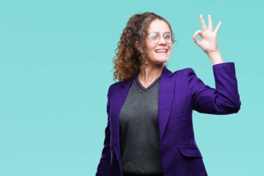 Genç esmer öğrenci kız okul üniforması ve gözlük gülümseyen izole arka plan üzerinde el ve parmaklar ok işaretiyle yapıyor olumlu. Başarılı ifade.