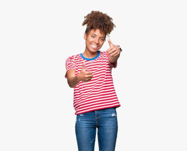 Güzel genç Afro-Amerikan kadın el ile pozitif jest yapıyor onaylama izole arka plan üzerinde başparmak gülümseyen ve başarı için mutlu. Kamera, kazanan jest arıyorsunuz.