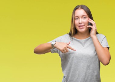 Genç güzel beyaz kadın Smartphone'da sürpriz yüz işaret parmağı kendini izole arka plan üzerinde söz