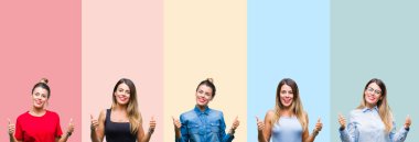 Kolaj genç güzel kadın yüzünden renkli bir arka plan başarı işareti başparmak gülümseyen ve mutlu el ile pozitif jest yapıyor çizgili. Neşeli bir ifadeyle, kazanan jest kameraya bakıyor.