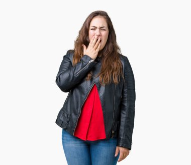 Artı boyutu genç kadın güzel izole arka plan üzerinde moda deri ceket el ağzıyla kapsayan yorgun esneme sıkılmış. Restless ve uyku hali.