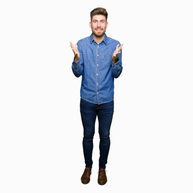 Rahat kot gömlek kutluyor kaldırdı Kollarını açarak deli ve başarı için hayret ve açık gözleri heyecanlı çığlık giyen genç yakışıklı sarışın adam. Kazanan kavramı