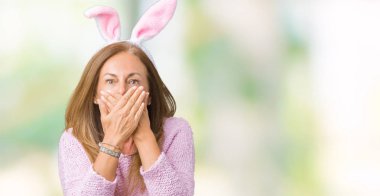 Paskalya tavşan kulakları üzerinde giyen orta yaş esmer kadın arka plan ağız hata için elleriyle kapsayan şok izole. Gizli kavramı.