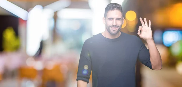 Joven Hombre Guapo Con Suéter Sobre Fondo Aislado Sonriendo Positivo — Foto de Stock