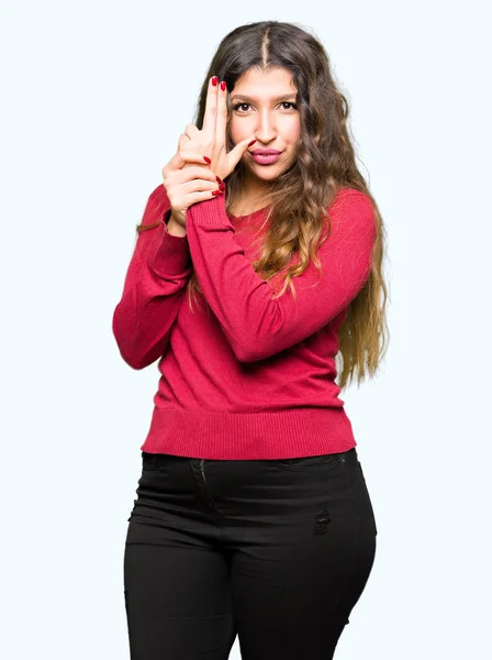 Młoda Piękna Kobieta Sobie Czerwony Sweter Trzymając Pistolet Symboliczny Gest — Zdjęcie stockowe