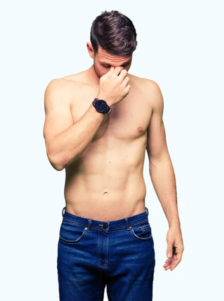 Bello Uomo Senza Camicia Che Mostra Petto Nudo Stanco Sfregamento — Foto Stock