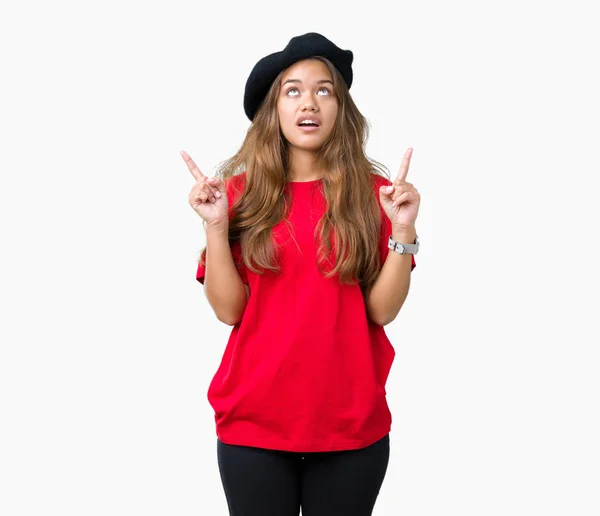 Joven Hermosa Morena Moda Con Camiseta Roja Boina Negra Sobre —  Fotos de Stock