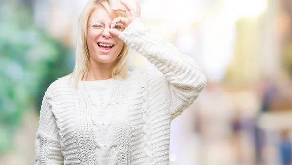 Unga Vackra Blonda Kvinnan Bär Vinter Tröja Och Glasögon Över — Stockfoto