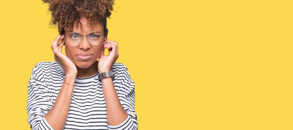 Bella Giovane Donna Afroamericana Che Indossa Occhiali Sfondo Isolato Coprendo — Foto Stock