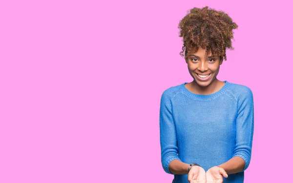 Hermosa Joven Afroamericana Sobre Fondo Aislado Sonriendo Con Las Manos —  Fotos de Stock