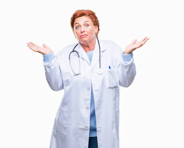 Senior Caucasian Doctor Woman Wearing Medical Uniform Isolated Background Clueless — Stock Photo, Image