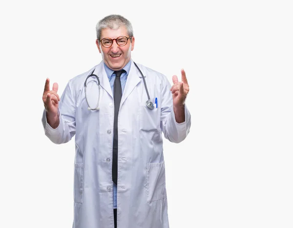 Bonito Médico Sênior Homem Sobre Fundo Isolado Gritando Com Expressão — Fotografia de Stock