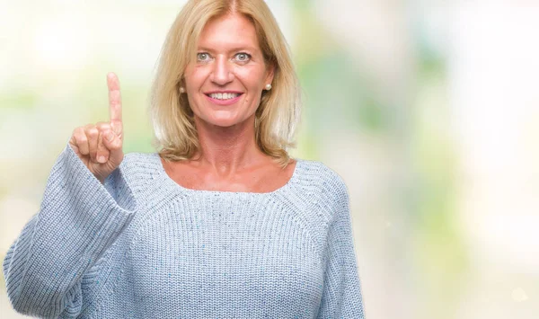 Blonde Frau Mittleren Alters Trägt Winterpullover Über Isoliertem Hintergrund Zeigt — Stockfoto