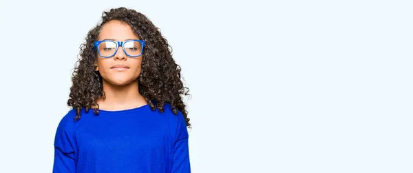 Krásná Dívka Kudrnatými Vlasy Nosí Brýle Vážným Výrazem Tváři Jednoduché — Stock fotografie