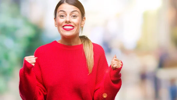 Giovane Bella Donna Affari Indossa Maglione Invernale Sfondo Sfocato Celebrando — Foto Stock