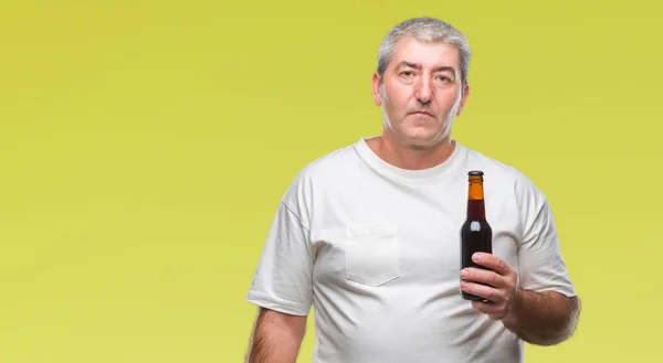 Stilig Senior Man Dricka Flaska Över Isolerade Bakgrund Med Självsäker — Stockfoto