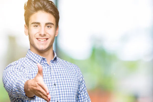 Joven Hombre Negocios Guapo Sobre Fondo Aislado Sonriendo Amistoso Ofreciendo —  Fotos de Stock