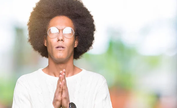 Jovem Afro Americano Com Cabelo Afro Vestindo Óculos Implorando Orando — Fotografia de Stock