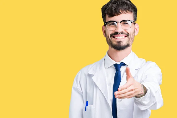 Giovane Scienziato Professionista Uomo Indossa Cappotto Bianco Sfondo Isolato Sorridente — Foto Stock