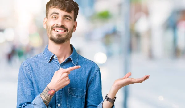 Ung Stilig Man Över Isolerad Bakgrund Förvånad Och Ler Mot — Stockfoto