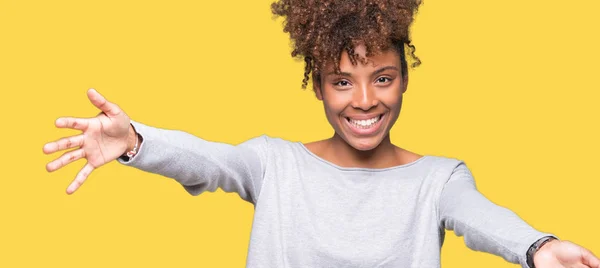 Linda Jovem Afro Americana Sobre Fundo Isolado Olhando Para Câmera — Fotografia de Stock